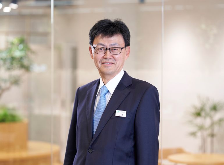 大西 秀麿 社長の正面の写真
